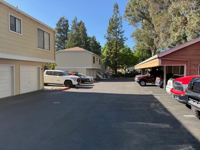 Building Photo - Renovated 2-Bedroom Condo in Martinez