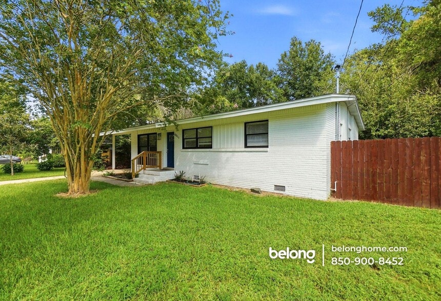 Building Photo - 6011 Greenwood Ln