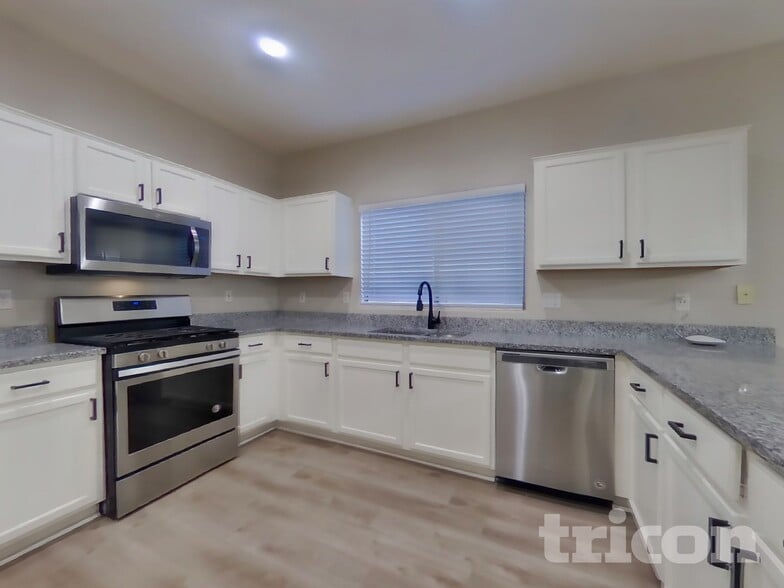 Building Photo - 13038 W Aster Dr