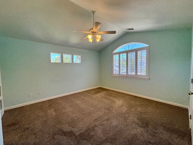 Building Photo - Spacious 3 bedroom, 3 bath bi-level home nestled in the scenic Sierra Nevada foothills