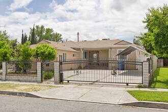 Building Photo - Charming 3 Bedroom / 1.5 Bathroom Home in ...