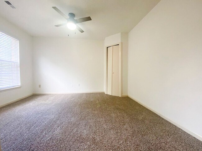 Building Photo - Ranch 3 bed, 2 bath Ranch with fenced yard...