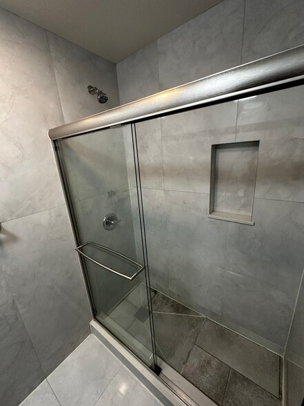 Shower - 1200 N Hoover St