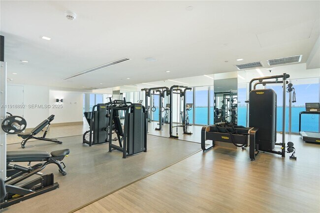 Building Photo - 700 NE 26th Terrace