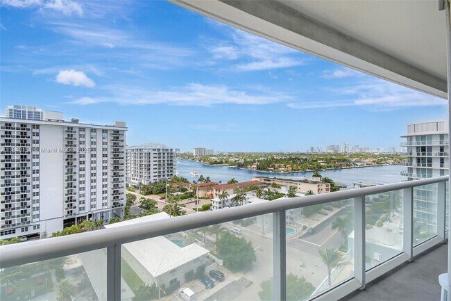 Building Photo - 3101 Bayshore Dr