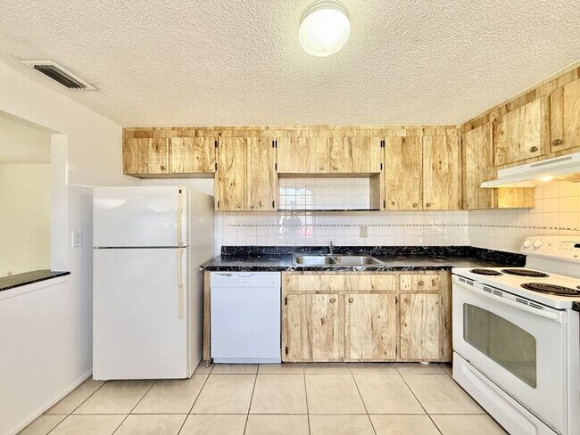 Building Photo - 7071 Bee Ridge Rd