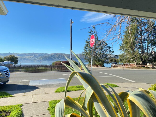 Building Photo - Great Single Story Home with water views