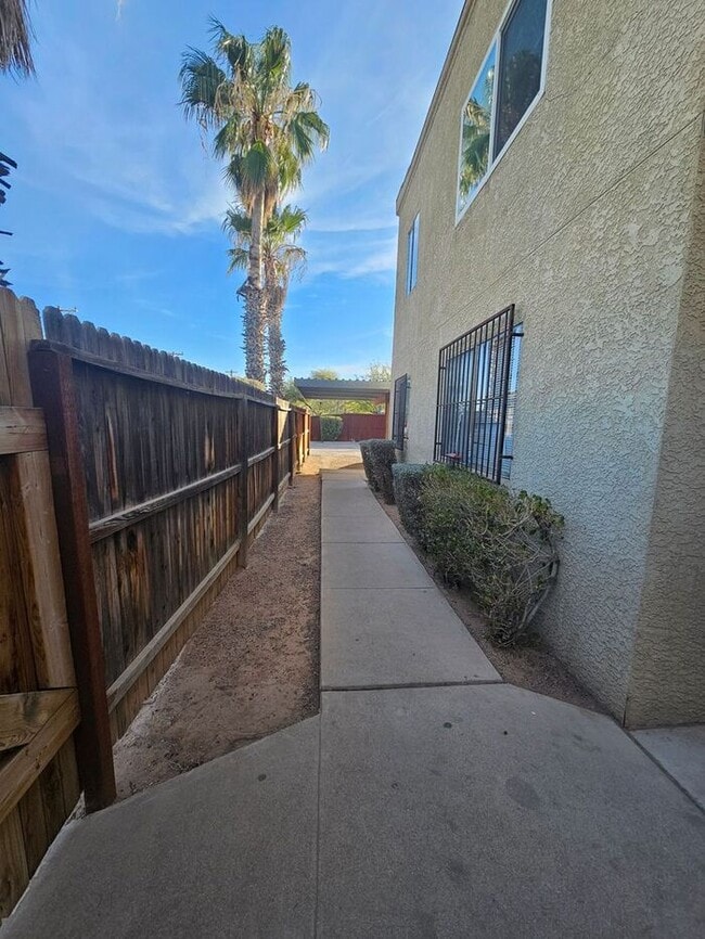 Building Photo - OPEN HOUSE! Downstairs Beautiful 2 Bedroom 1 Bath
