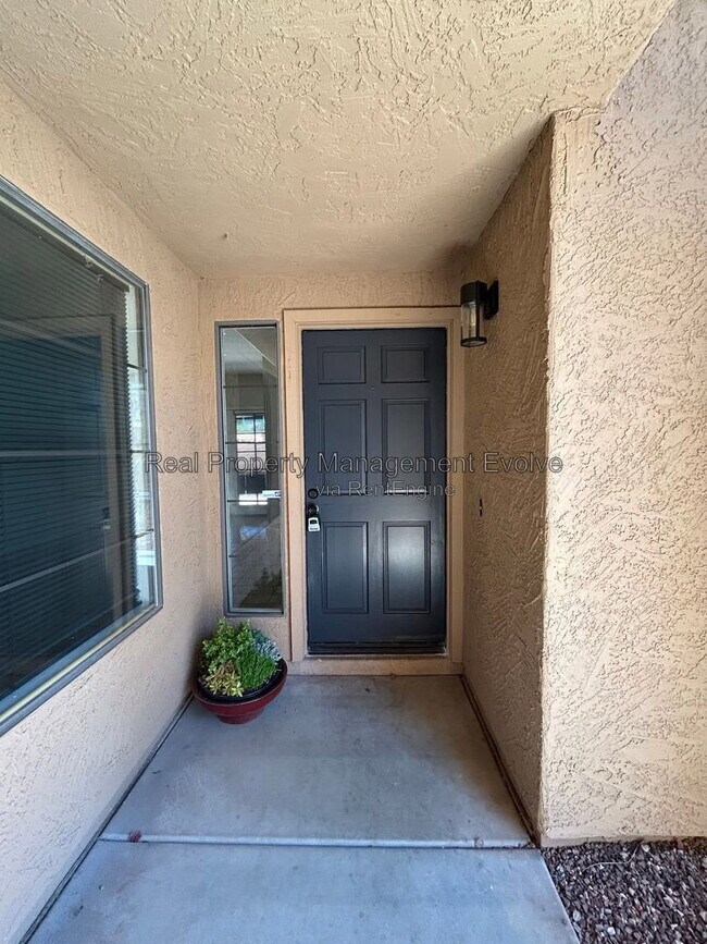 Building Photo - 5943 W Drake Ct