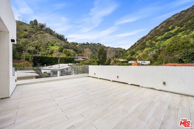 Building Photo - 2048 N Beverly Dr