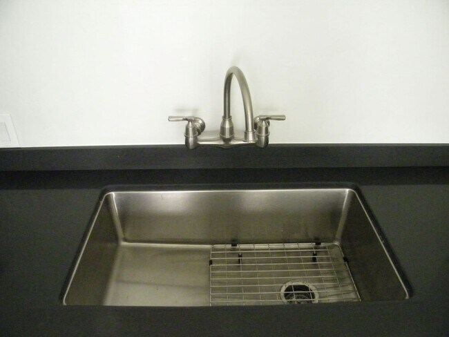 Building Photo - 2bed/2bath AVAILABLE NOW