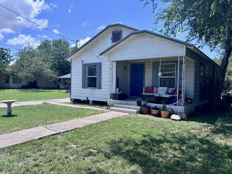 Single story family home - 708 W Stamper St