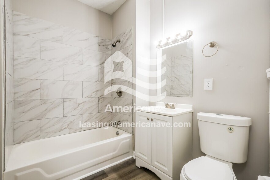 Building Photo - 603 E Oak St