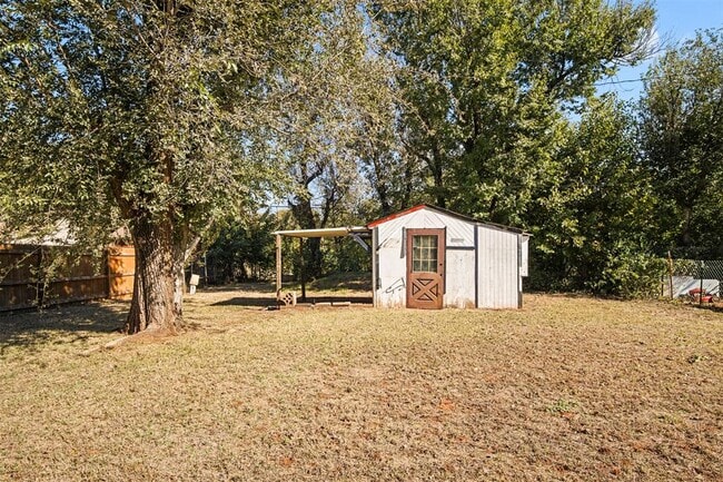 Building Photo - 2812 S Broadway Ave