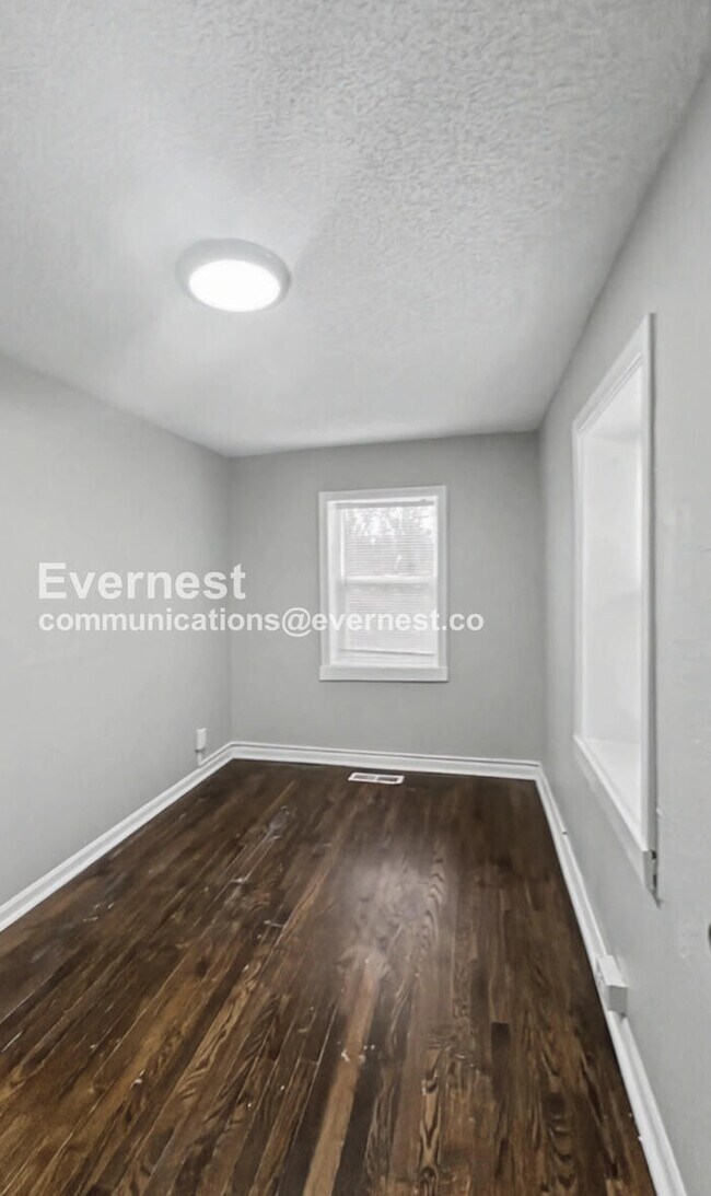 Building Photo - Spacious 3-Bedroom Home with Deck and Modern Appliances