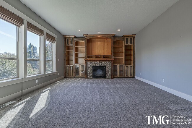 Building Photo - Large Pet Friendly 3 bed 2.5 bath home in ...