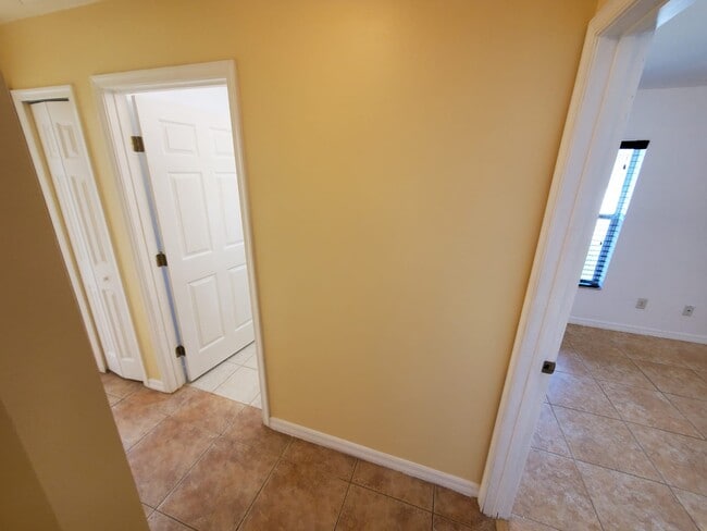 Building Photo - 1049 SW Ingrassina Ave