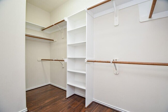 Building Photo - 6738 Chester Oak Dr