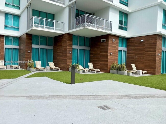 Building Photo - 350 S Miami Ave