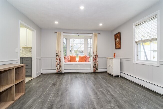 Building Photo - 10 Homeward Ln