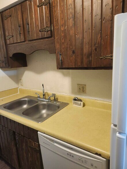 Kitchen - 3030 Congress Blvd