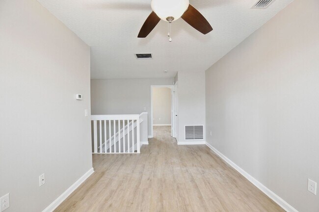 Building Photo - Beautiful 4/2.5 Spacious Home with a Loft Area and a 2 Car Garage Located in Sawgrass Bay - Clerm...