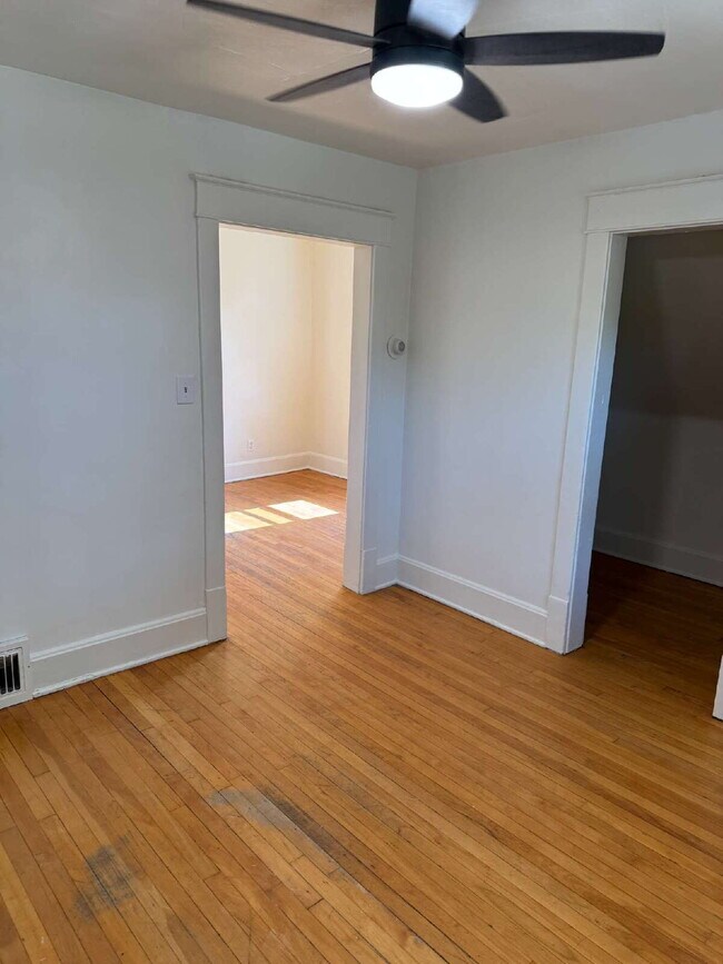 Building Photo - 3-Bedroom Upper Duplex on W Washington – P...