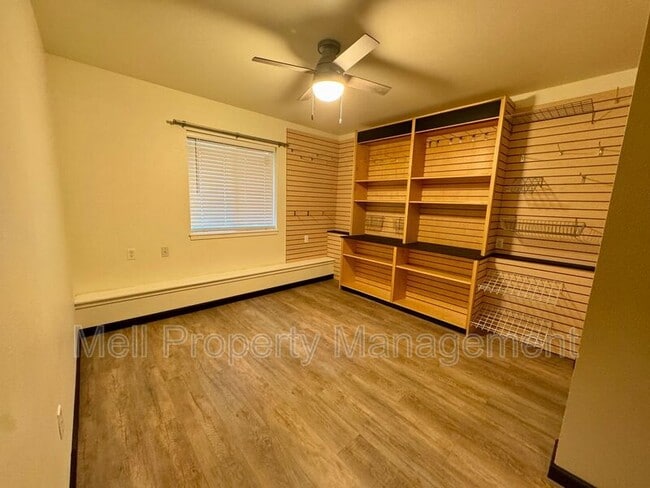 Building Photo - 490 SE Alpine Ave