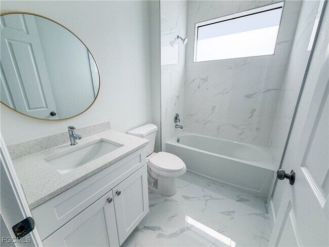 Building Photo - 1227 SE 3rd Ave