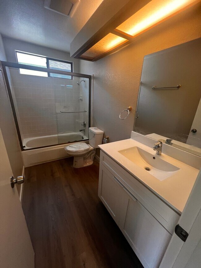 Building Photo - Wonderfully updated Waterman Highlands Home