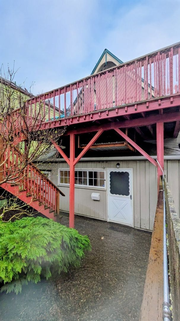 Building Photo - Large Home for Available for Preleasing in Historic York Neighborhood!