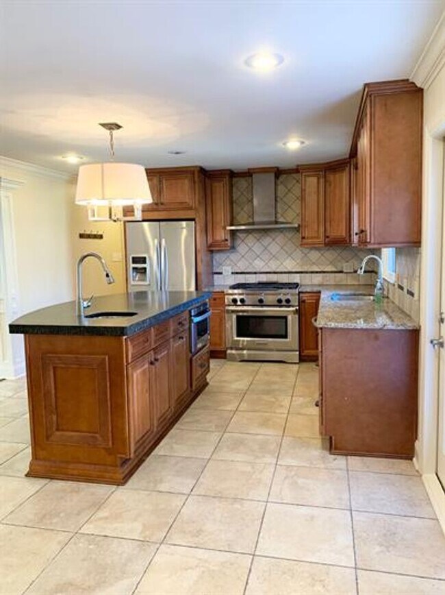 Building Photo - Your Dream Home Awaits in Huntsville's Medical District!