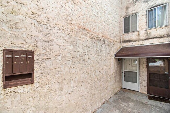 Building Photo - Fully Renovated 3BR/2BA Condo in Decatur!