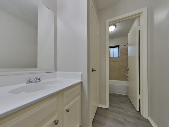 Building Photo - 120 WoodCrest Dr