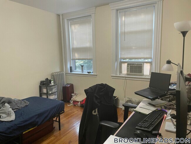 Building Photo - 352 Riverway