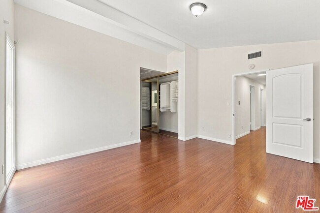 Building Photo - 15920 Gledhill St