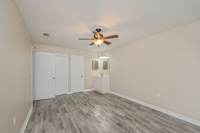 Building Photo - Charming Florida Cottage in the Heart of F...