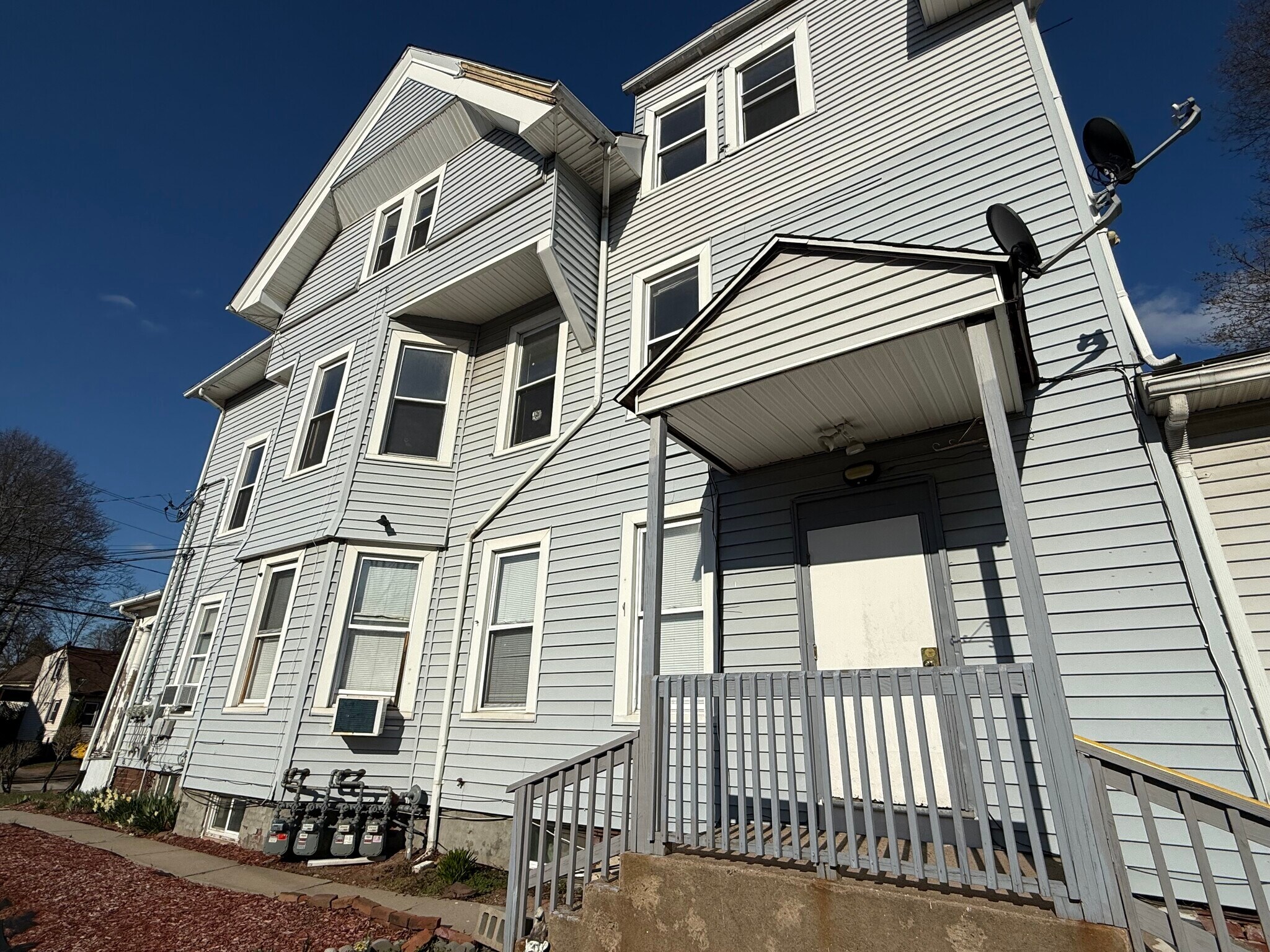 Building Photo - 115 Britannia St