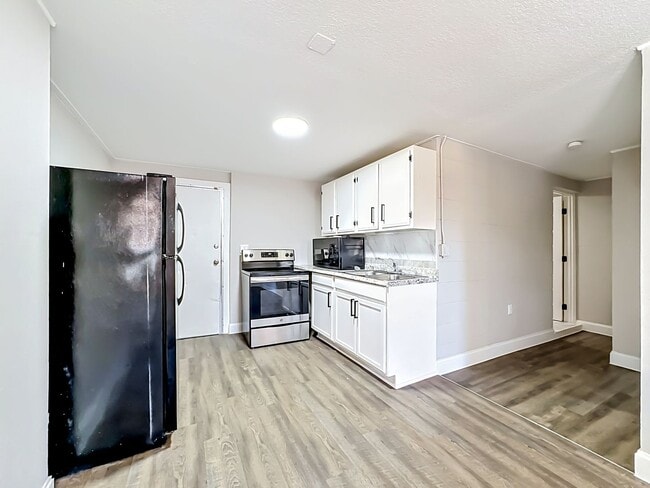 Building Photo - 702 21st Ave W