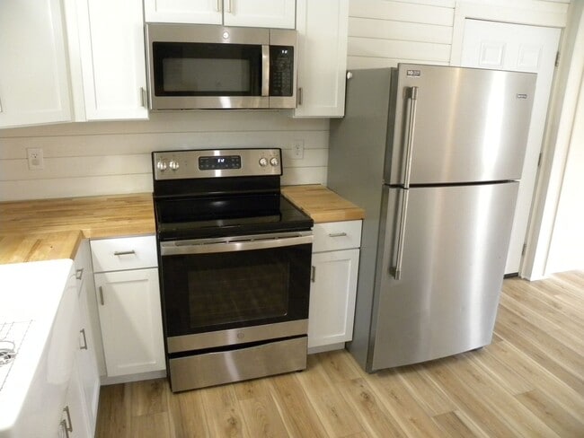 Building Photo - *****PRICE REDUCTION******AVAILABLE NOW*** Country Setting No HOA