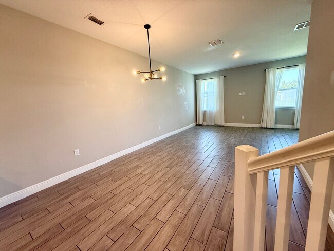 Building Photo - 5282 Neil Dr