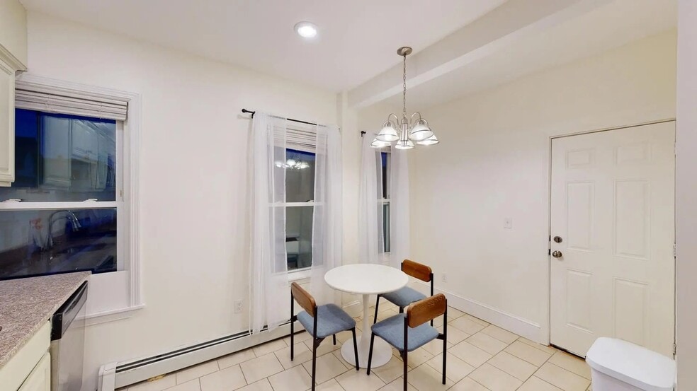 Building Photo - 21 Rossmore St