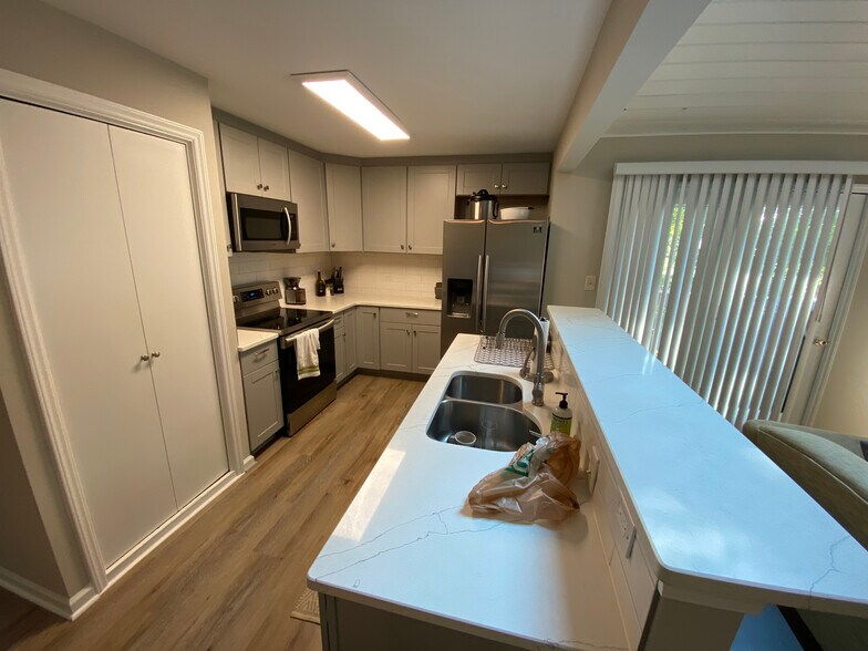 Building Photo - Room in Single Family Home on Old Farm Rd