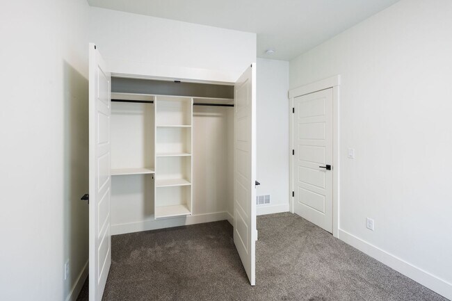 Building Photo - TWIN HOME FOR RENT IN SUGAR CITY - 3 BEDROOMS 2 FULL BATHROOMS