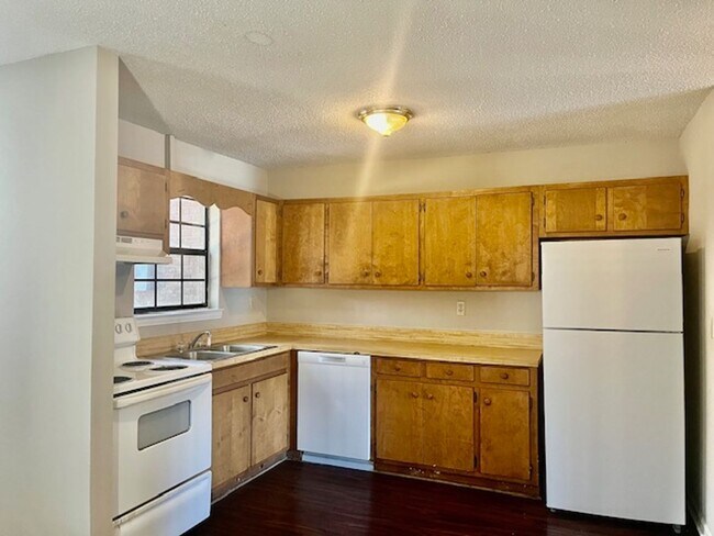 Building Photo - 213 Chateau Dr SE
