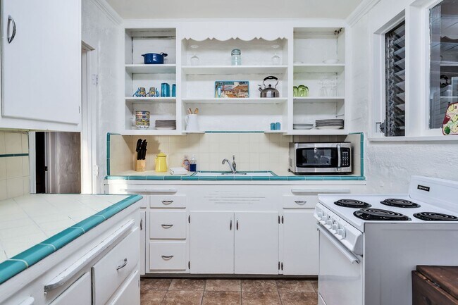 Building Photo - 2 Bedroom 1 Bath - Furnished Hilltop Home - Free Internet