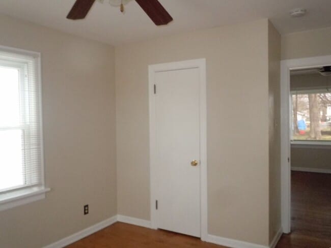 Building Photo - Three Bedroom Home w/Large Kitchen, Oversi...