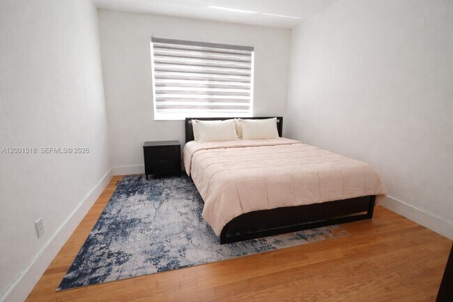 Building Photo - 817 W 39th St