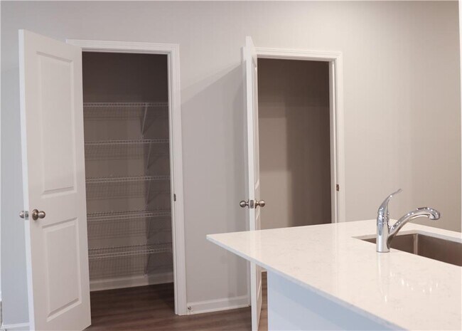 Building Photo - 481 Crown Dr