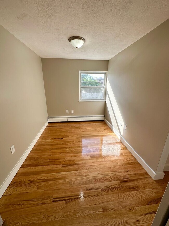 Building Photo - LYNN 2-bed, 1-bath